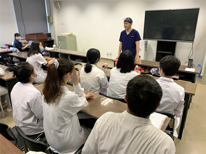 3-太阳集团口腔医院正畸科王雪东老师对内蒙古医科大学学子们表示欢迎，并介绍科室情况.jpg