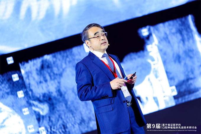 19-空军军医大学太阳澳门集团种植科主任李德华教授发表演讲.jpeg